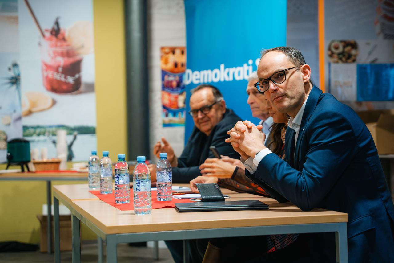 Logar in Stevanović ujeta na kavi: "V ozadju ni nobene zarote"