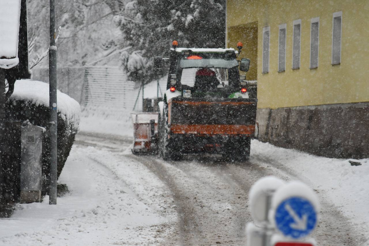 FOTO: V Mariboru na terenu 80 plužnih in posipnih enot