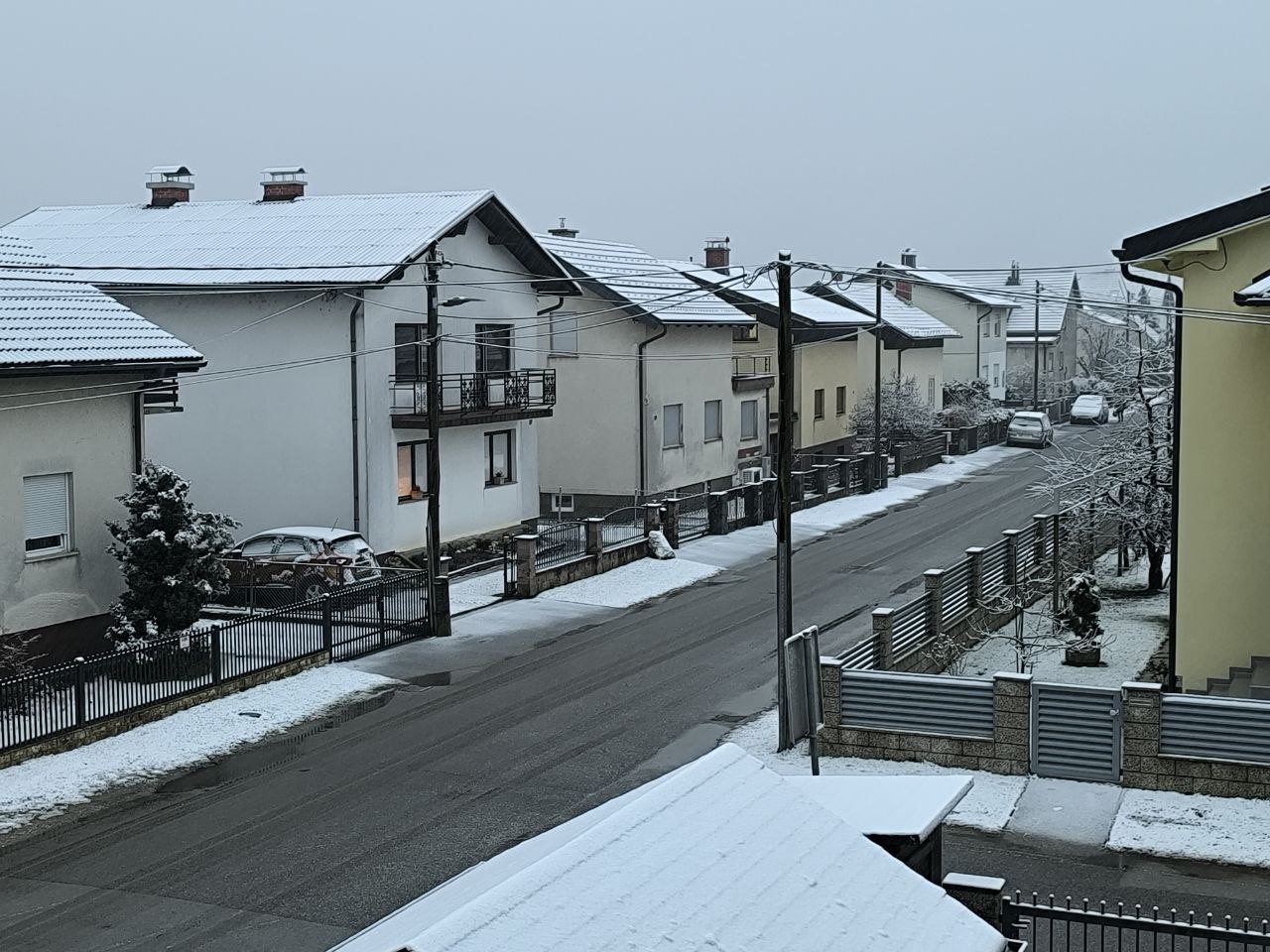 Napovedi meteorologov so se uresničile: Maribor pokrit s snežno odejo, a koliko ga bo še zapadlo?