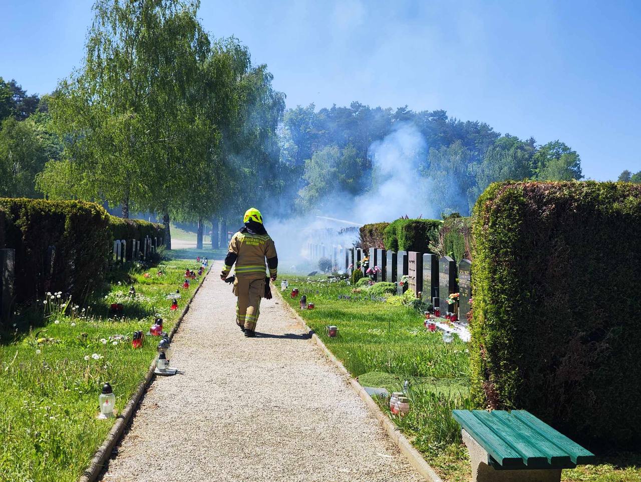 FOTO: Dim na pokopališču Dobrava, zagorelo med grobovi