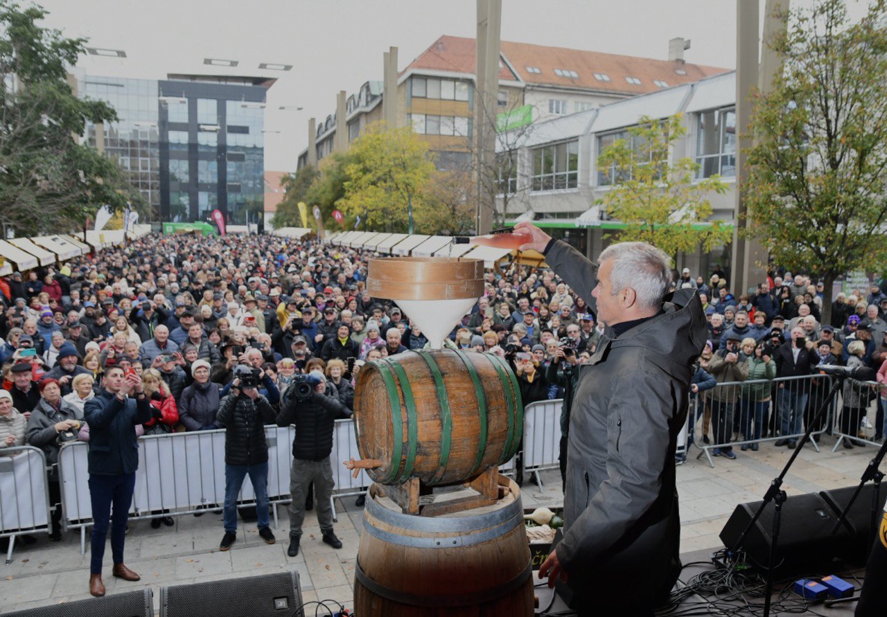 FOTO: Župan Arsenovič: "Od tega trenutka je v Mariboru samo še vino"