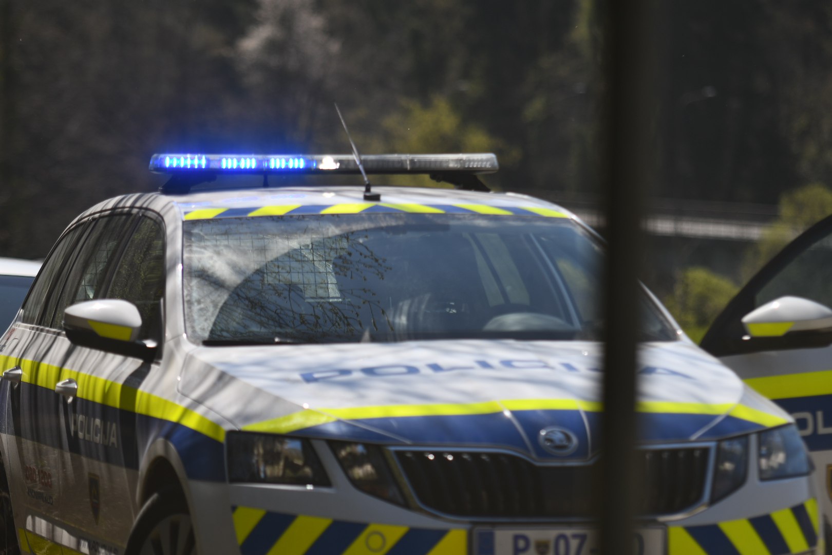 Motorist po trčenju padel po cestišču, policisti PU Maribor zdaj iščejo očividce nesreče