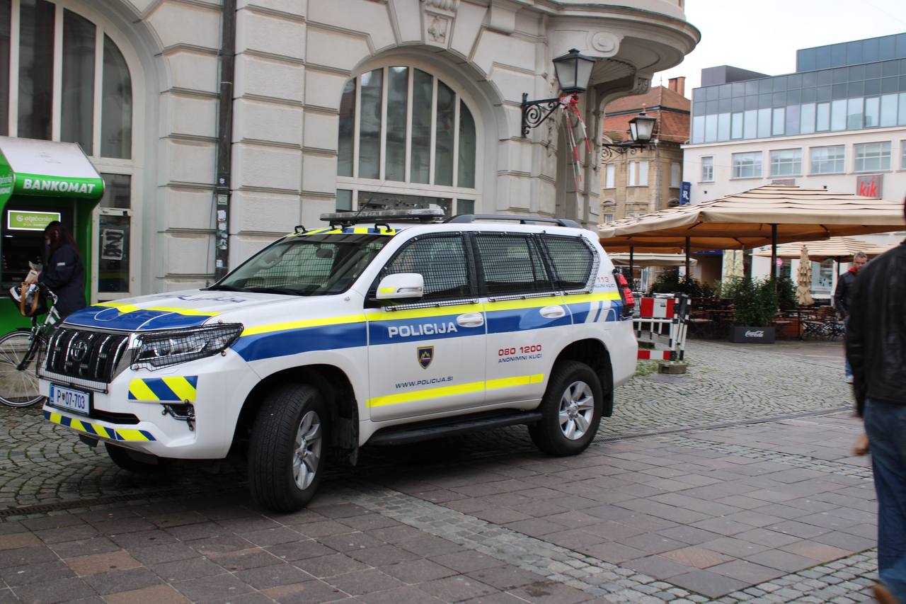 Dva neznana moška oropala prodajalno v Mariboru, po dejanju sedla v avto in pobegnila