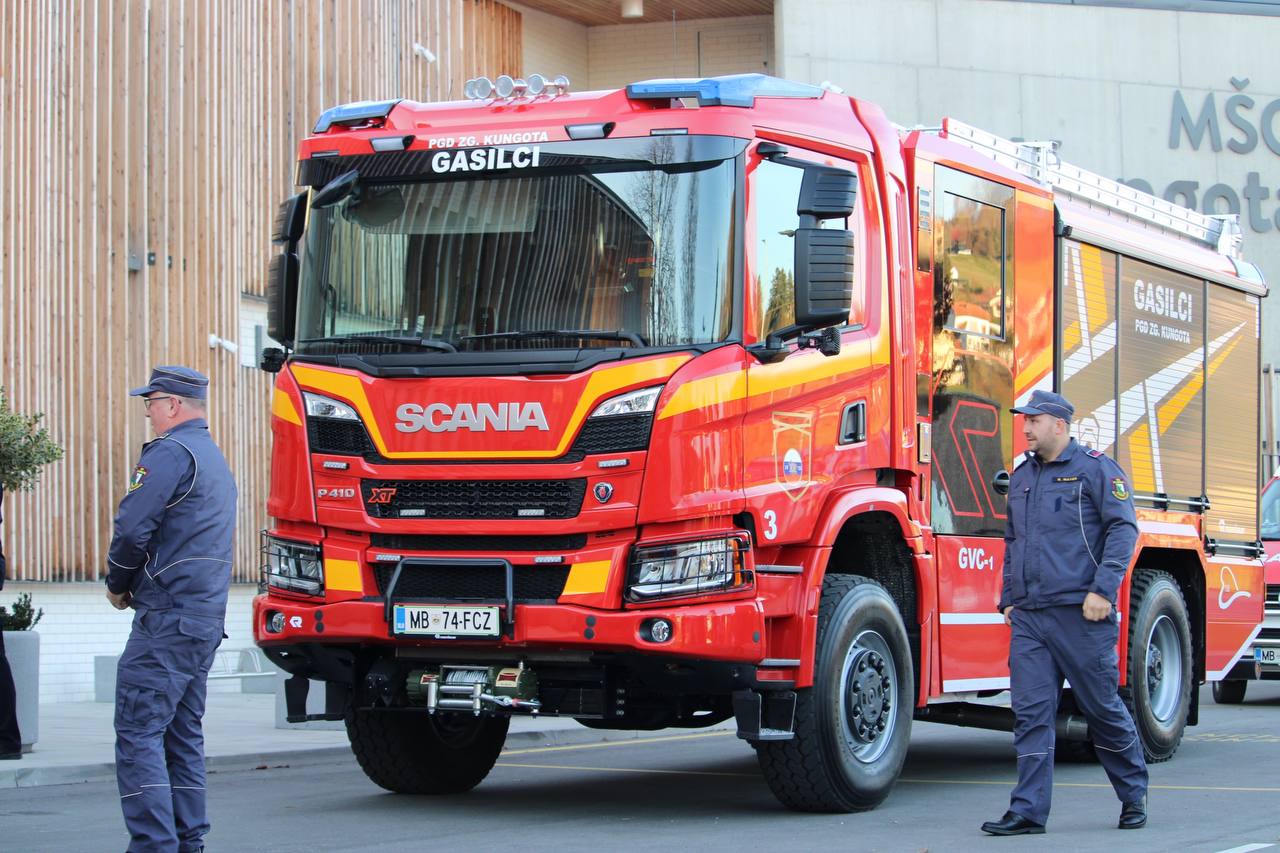 FOTO: Gasilci PGD Zgornja Kungota po petih letih načrtovanja končno prevzeli novo gasilsko vozilo