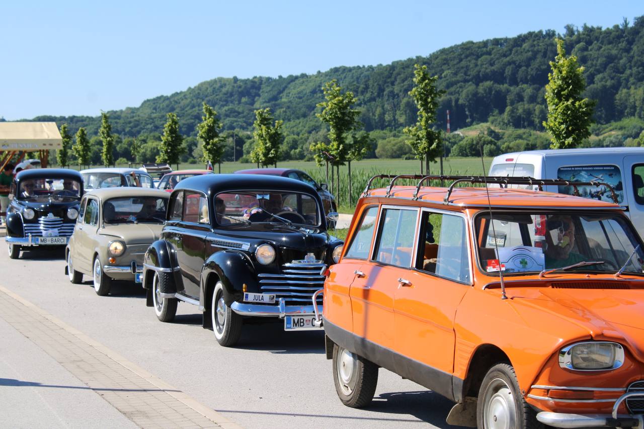 FOTO: Skozi Pesnico, Kungoto in Šentilj zapeljelo več kot 60 starodobnikov