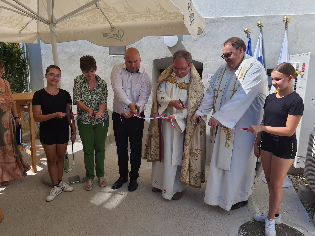 FOTO: V Jarenini ob krajevnem in farnem prazniku odprli vinoteko ter blagoslovili fasado cerkve