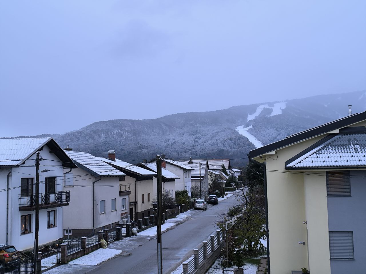 Napovedi meteorologov so se uresničile: Maribor zajel prvi sneg