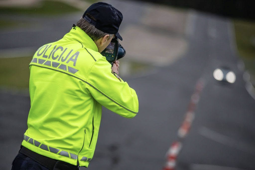 Kar 97 prehitrih voznikov v enem dnevu: Ne boste verjeli, kako hitro sta prekrškarja vozila skozi naselje