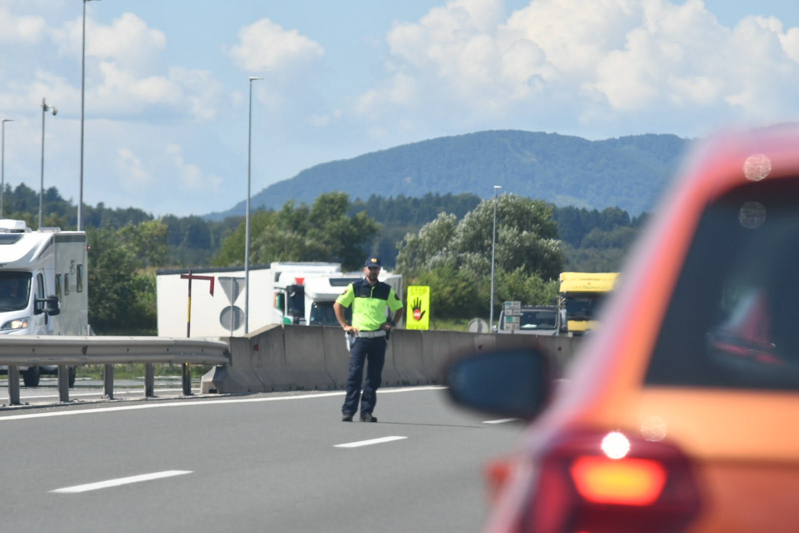 Z Audijem na avtocesti silovito trčil v parkiran tovornjak, med žrtvami 4-letni in 11-letni otrok