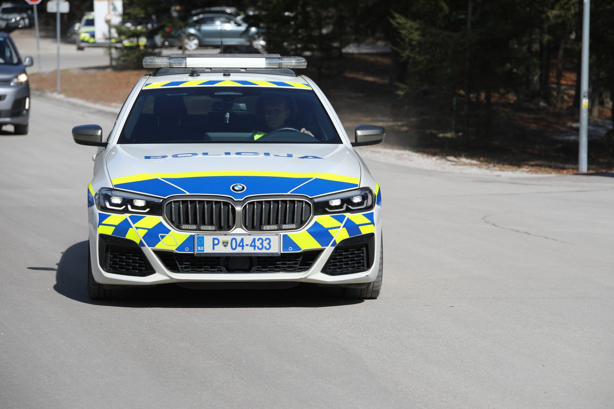 Voznik s polnim avtobusom osnovnošolcev trčil v objekt, nato pa z razbitim vozilom nadaljeval pot