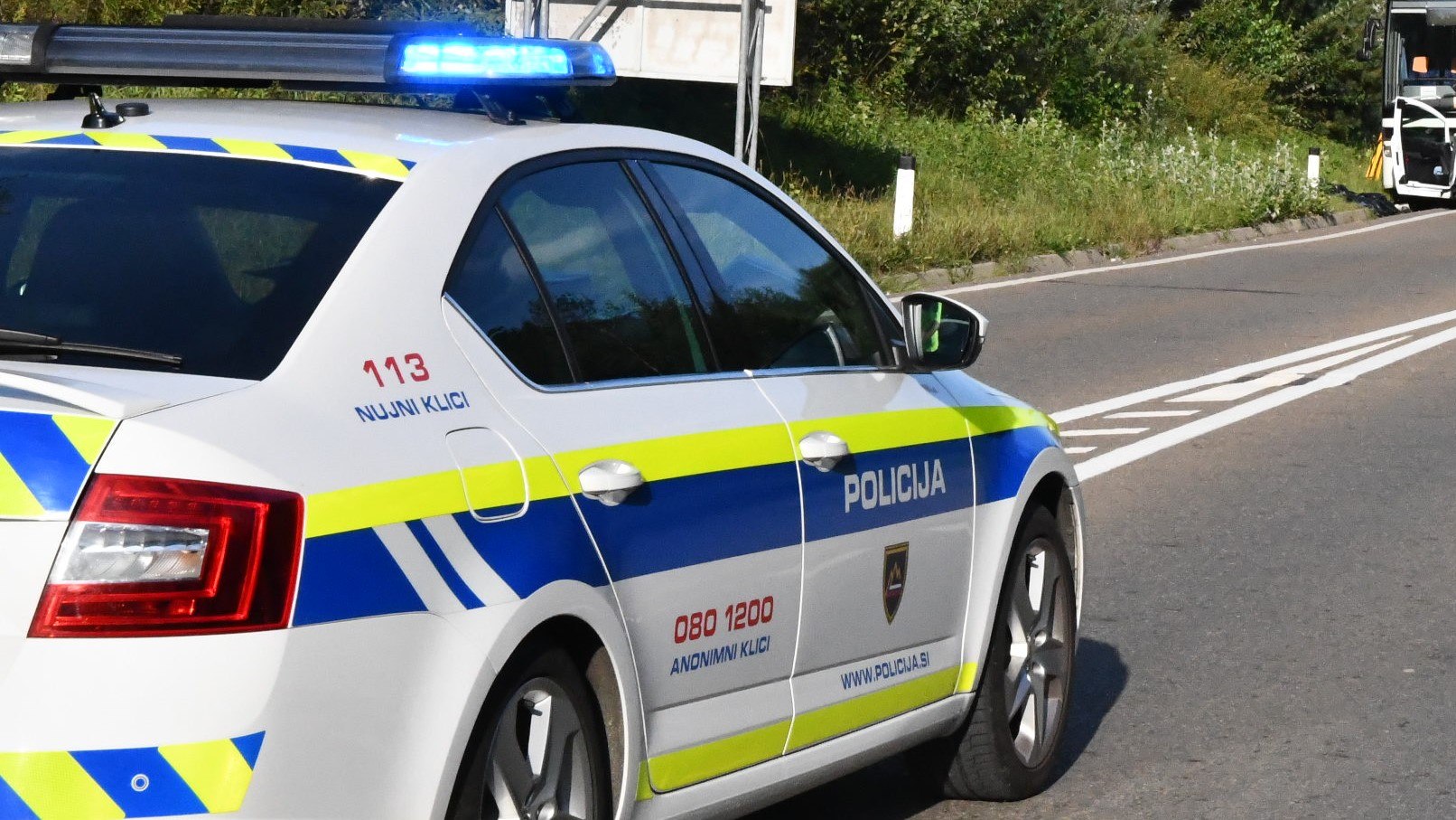 Motorist po trku 'poletel' v ograjo in ostal ukleščen med palicami: Rešili so ga šele gasilci