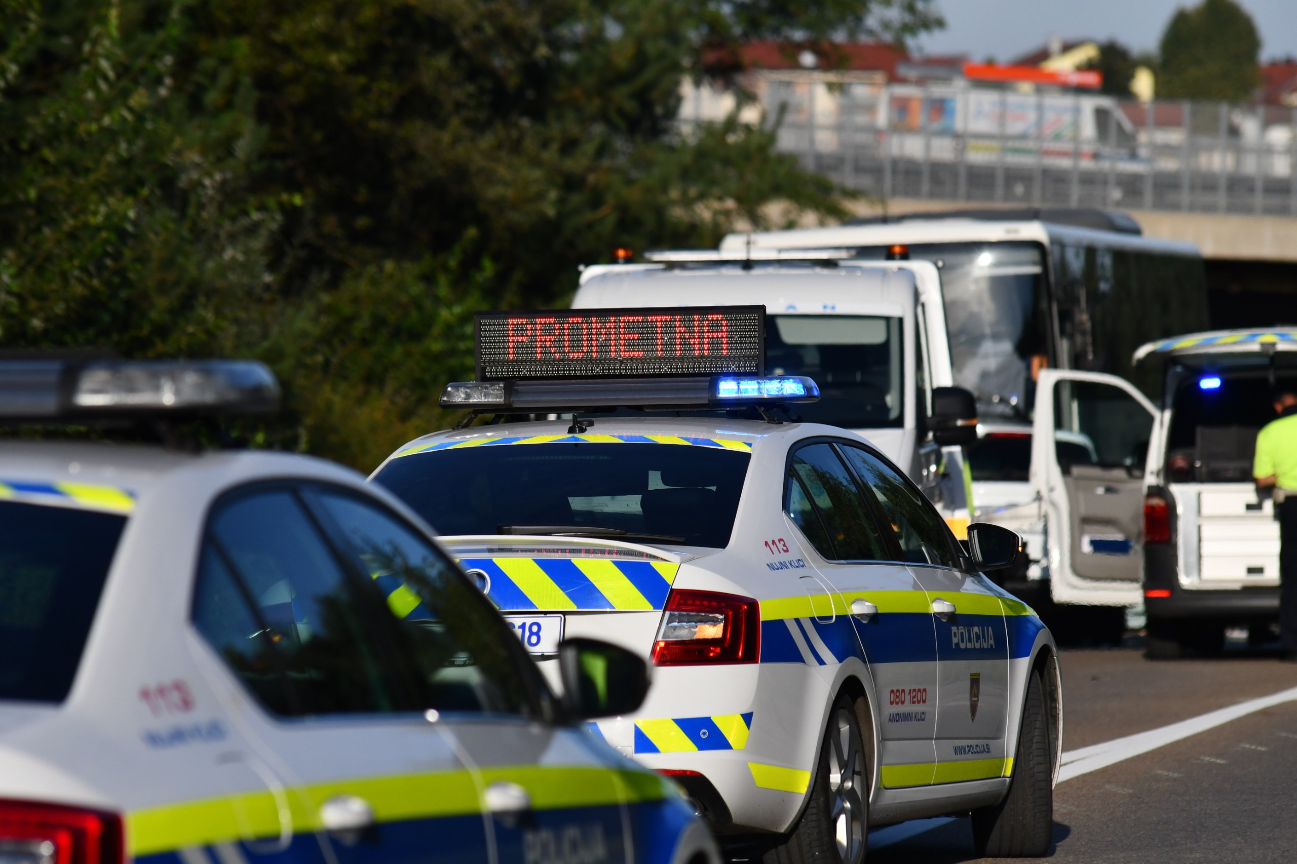 Pri Predjamskem gradu minibus zdrsnil preko škarpe: Vseh 13 potnikov poškodovanih, od tega dva huje