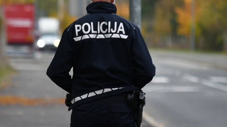 Voznica pri parkiranju zbila dva pešca na pločniku, oba sta huje poškodovana