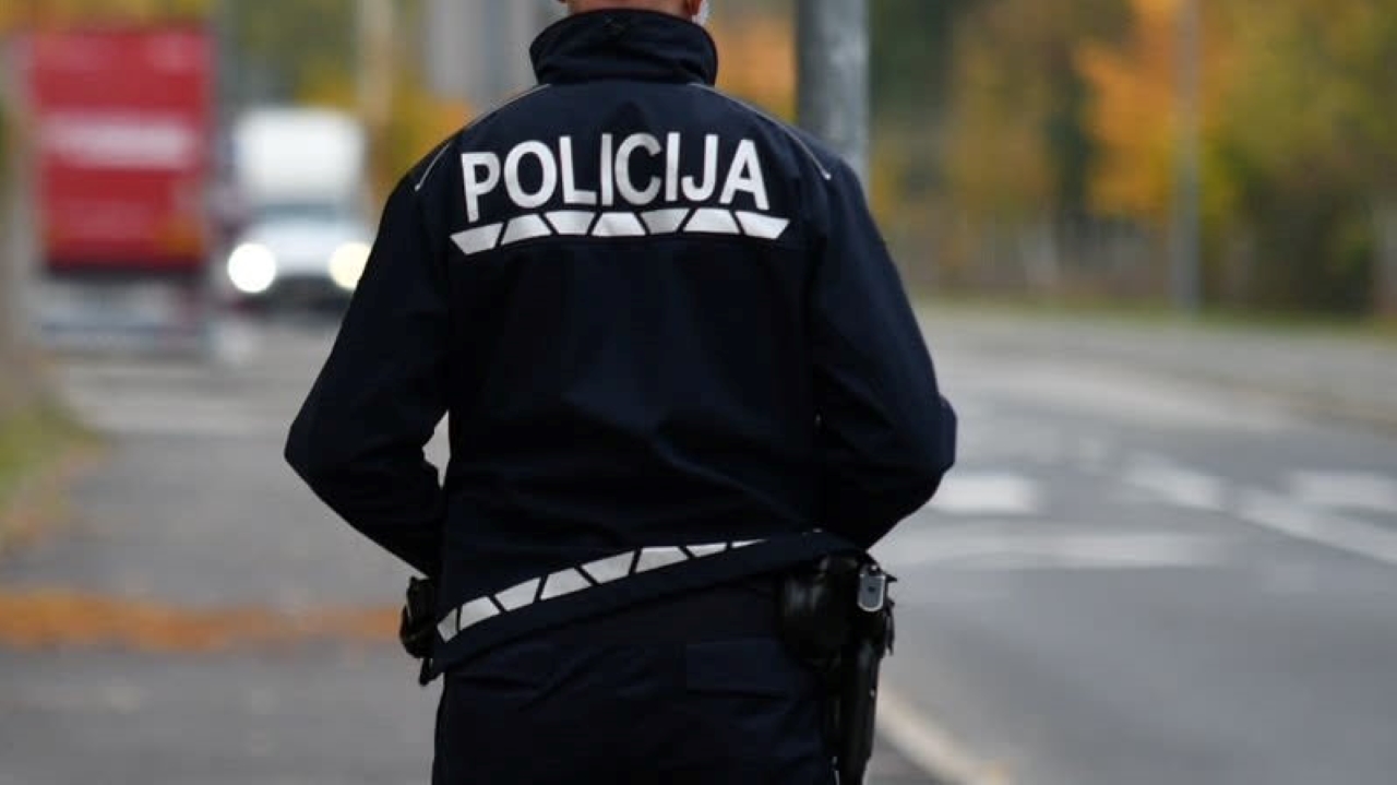 Po streljanju in drznem begu s policijskim vozilom 21-letniku odrejen pripor