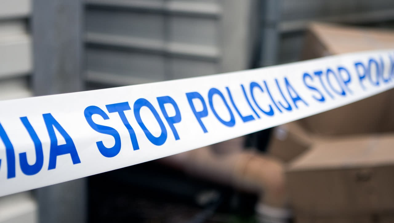Maskiran storilec oropal bencinski servis in pobegnil