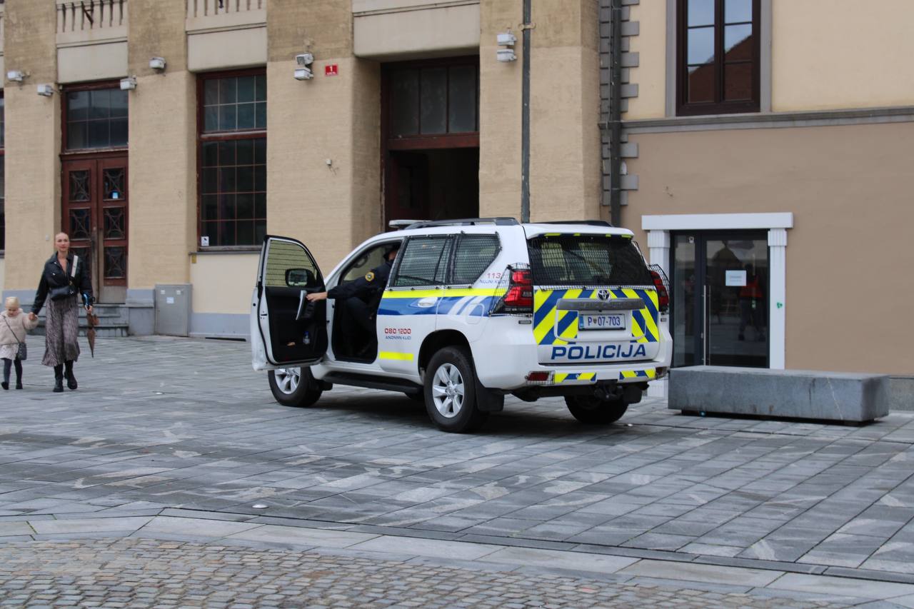Mariborski policisti v enem dnevu obravnavali 13 prometnih nesreč in več kršitev javnega reda in miru