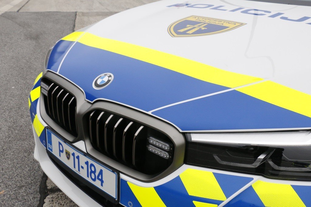 Več slovenskih osnovnih šol prejelo sporočila z grožnjami, policisti že na terenu