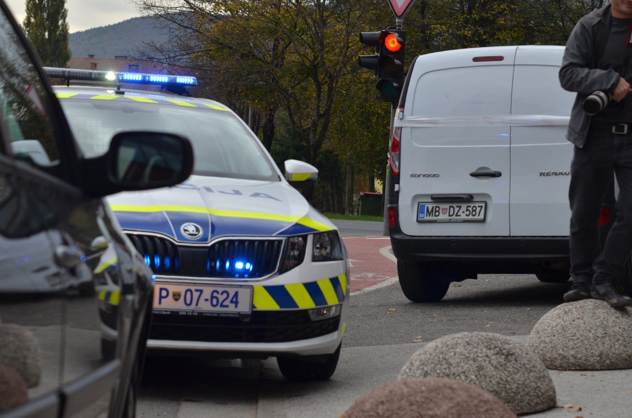 Policija išče voznico rdečega avtomobila: ste videli nesrečo v Mariboru?