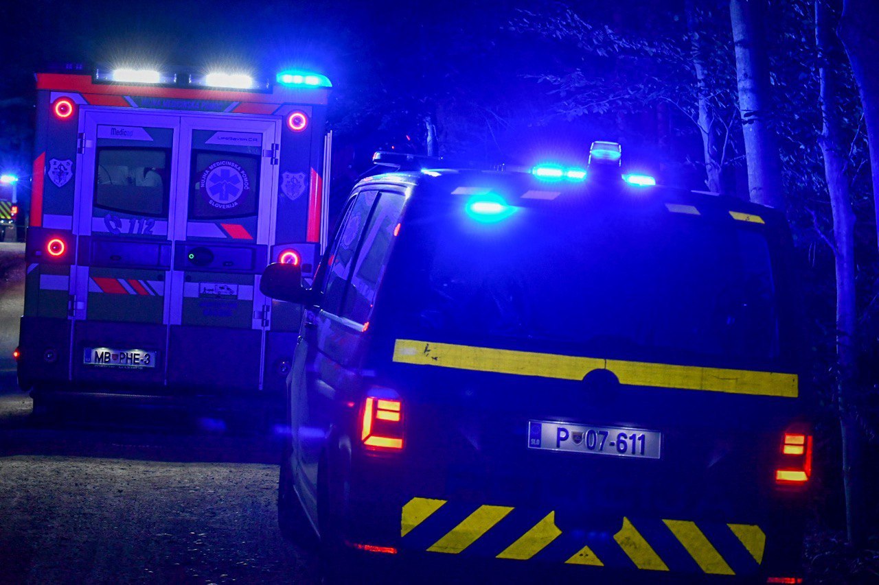 29-letnik izgubil oblast nad vozilom in trčil v drevo: Pomoč je prišla prepozno