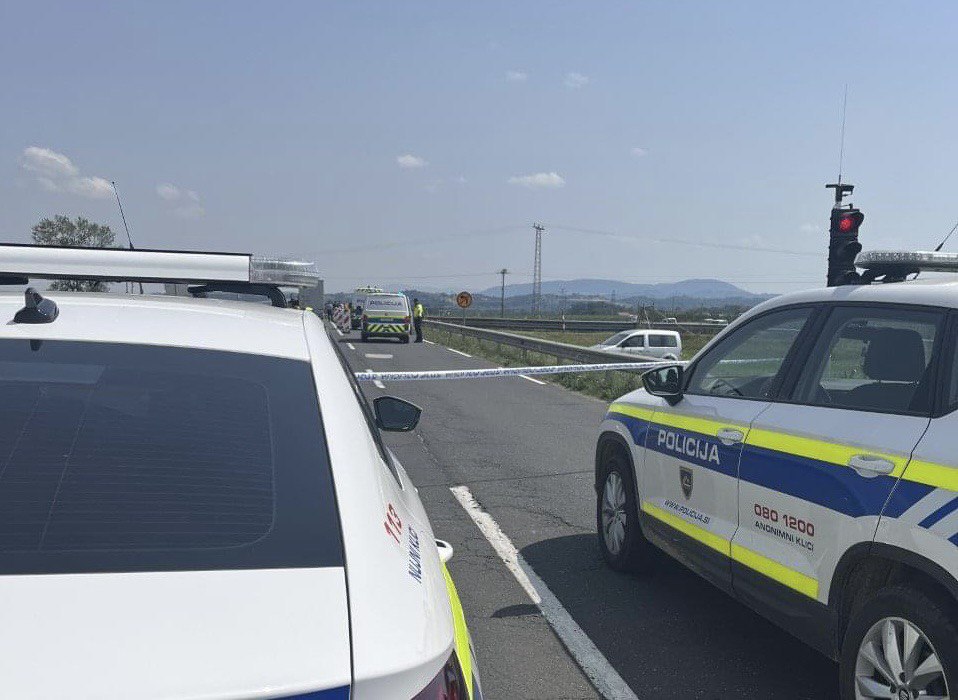 Groza na tirih: Med prečkanjem proge se mu je odpela prikolica, vanjo je silovito trčil vlak