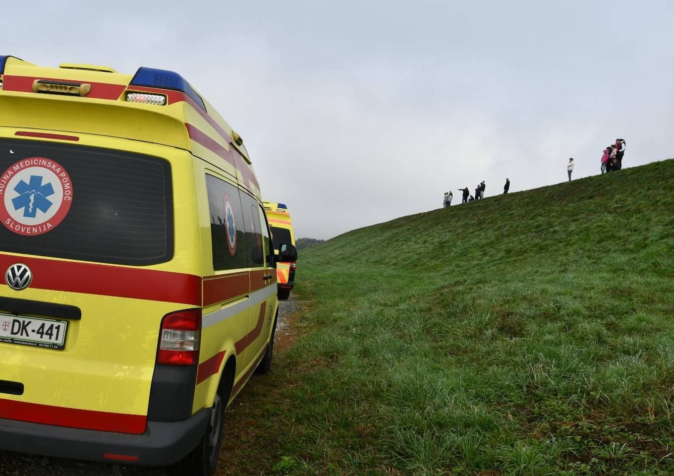 Huda nesreča s traktorjem: 16-letnik z zlomljenima stegnenicama nujno s helikopterjem v UKC