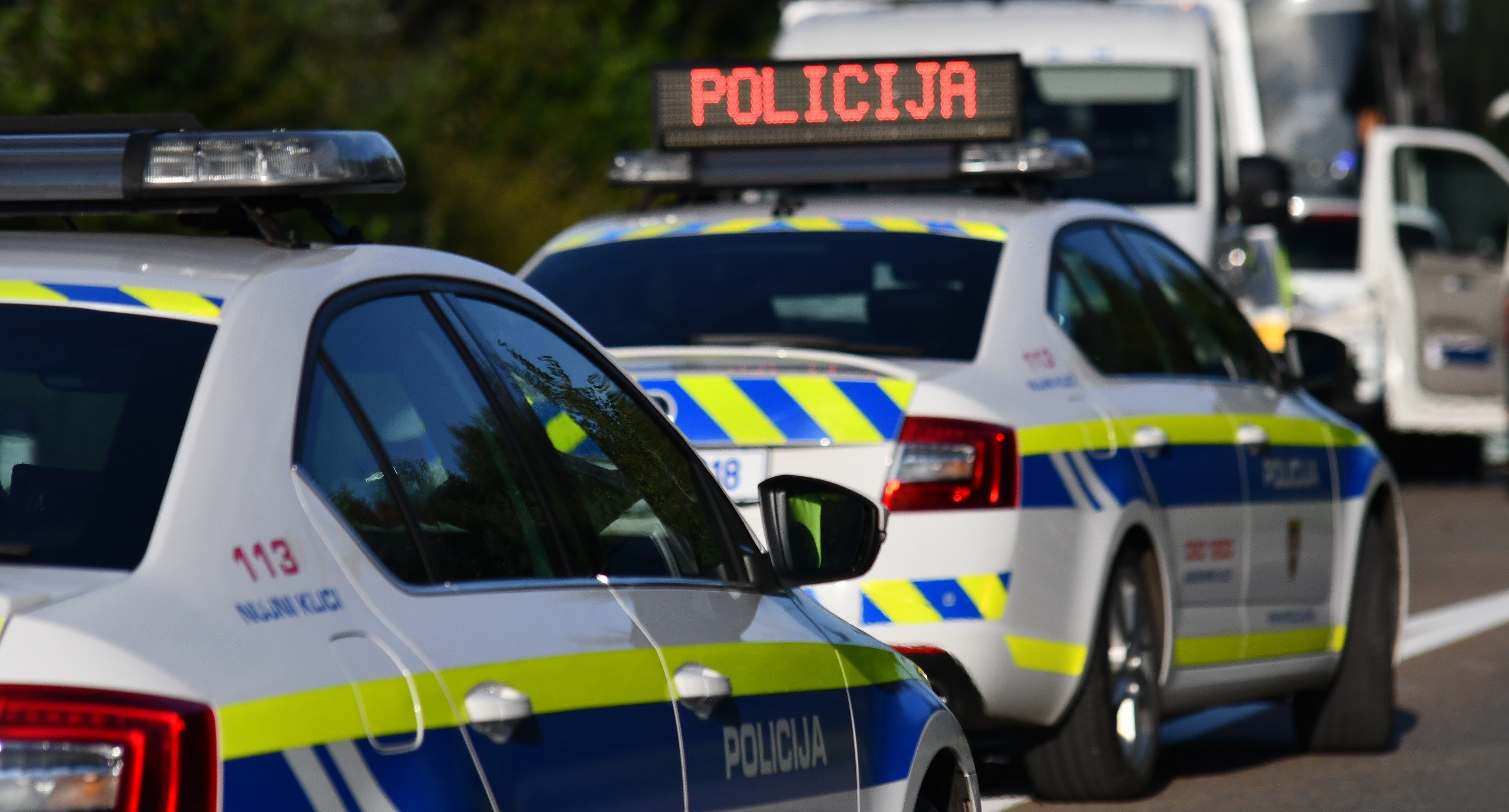 Tragedija na območju PU Maribor: V hudem trčenju z avtomobilom ugasnilo življenje 69-letnega motorista