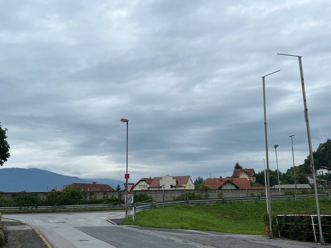 Meteorologi za naše kraje izdali oranžno opozorilo: Kje in kdaj bo najhuje?