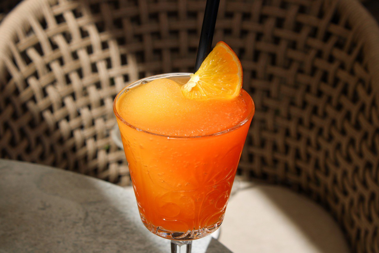 Ste že poskusili zamrznjen Aperol? Če ne, je skrajni čas, da se ustavite v centru mesta