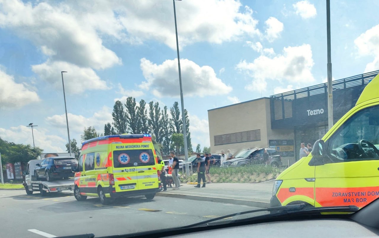 V Mariboru avto zbil peško na prehodu, nato v njega trčil tovornjak in ga odbil na avtobusno postajališče