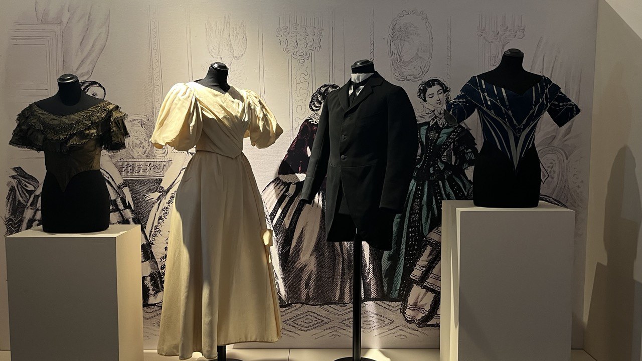 Mesec mode v muzeju ob mednarodnem dnevu muzejev v znamenju modnih ilustracij