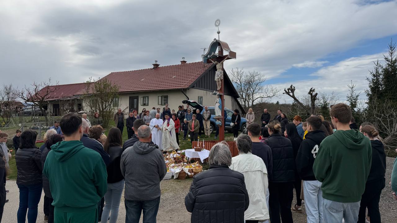 FOTO: V Pesnici pri Mariboru že več kot 70 let ohranjajo tradicijo blagoslova jedi pri Ribičevem križu