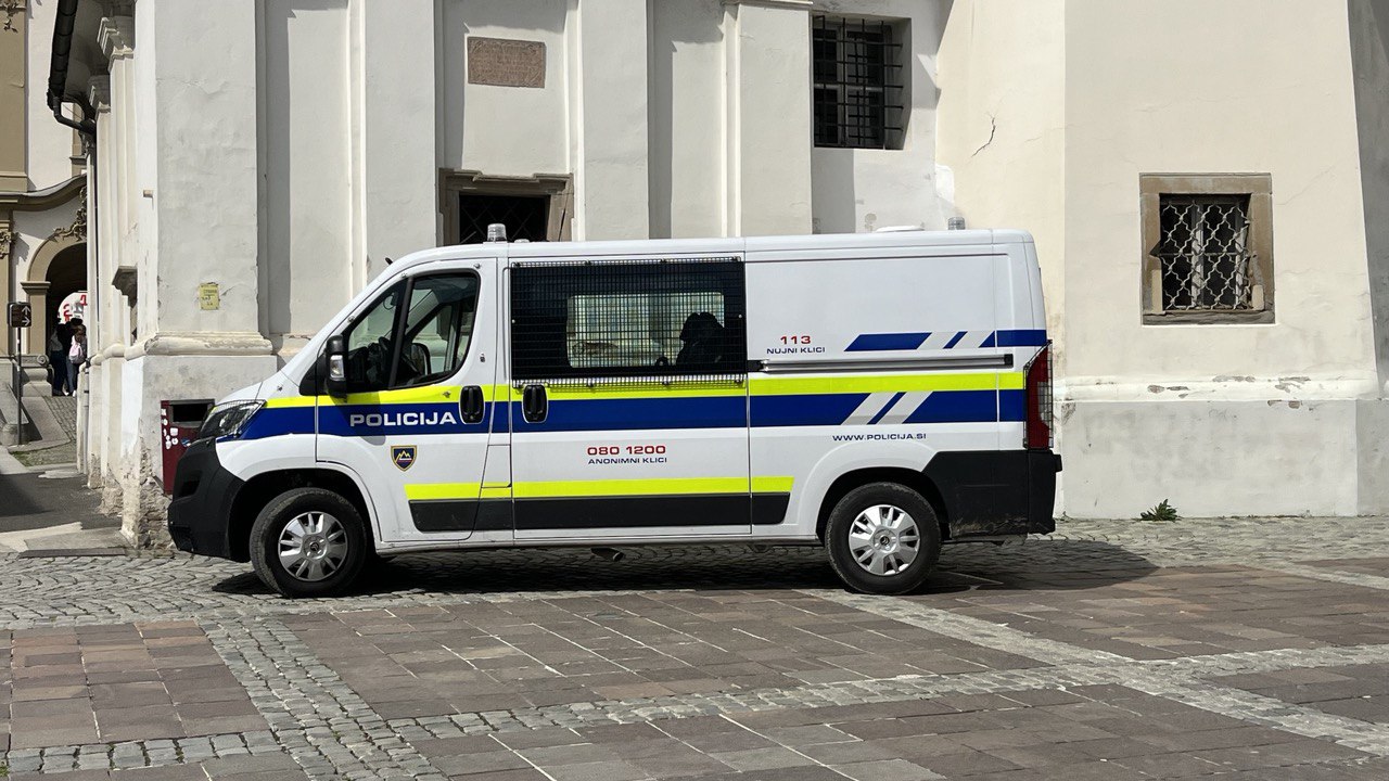 V centru Maribora pretep dveh moških: Policisti odkrili več, kot pričakovali