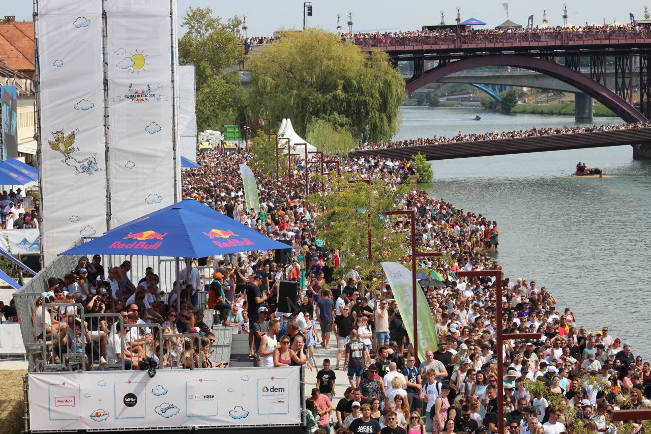 FOTO: Red Bull Flugtag v Maribor privabil več tisoč obiskovalcev