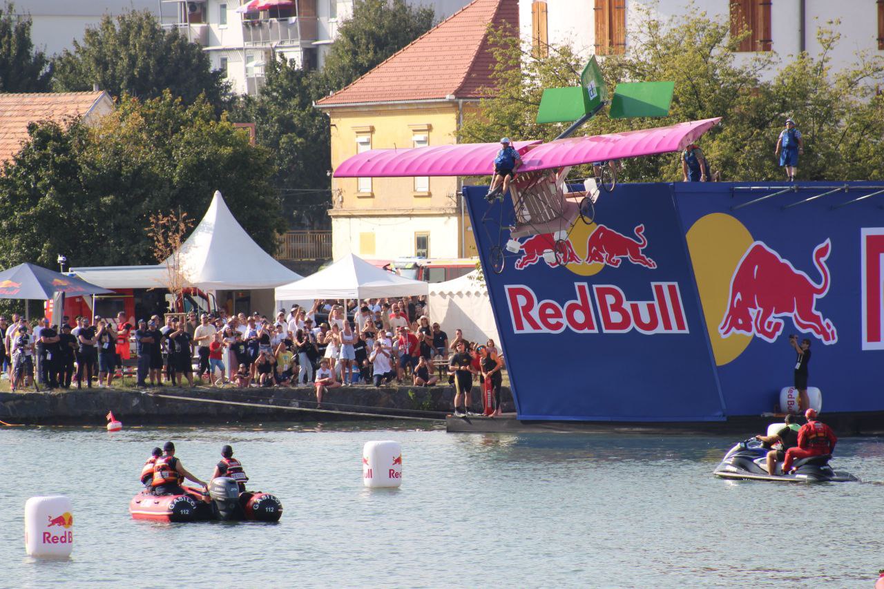 FOTO: Red Bull Flugtag navdušil Maribor, koliko je meril najdaljši polet?