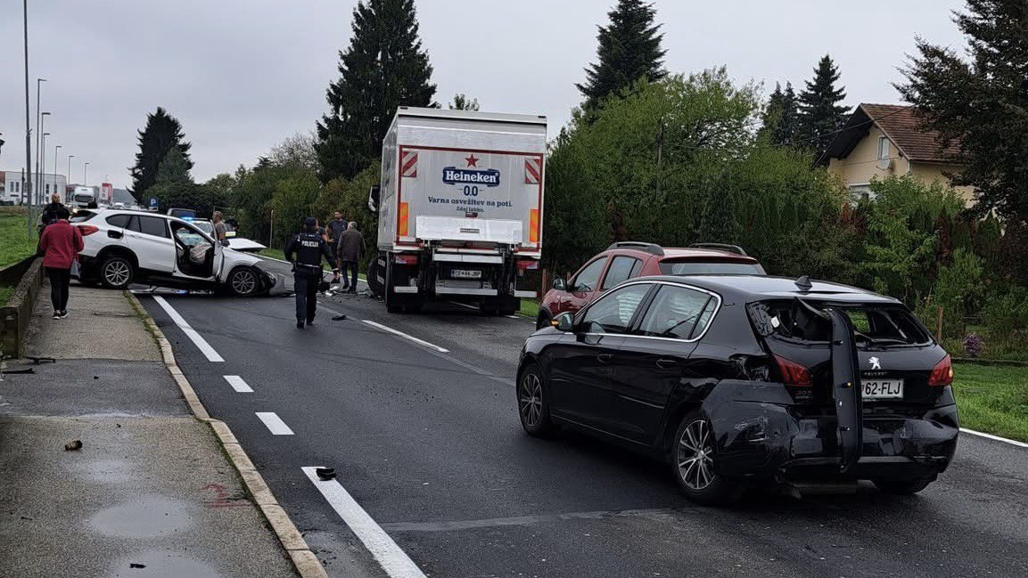 FOTO: Zaradi prometne nesreče zaprta cesta v okolici Ptuja