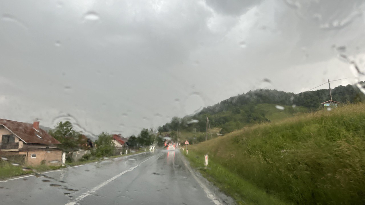 Padavine zajele večji del države, ponekod že močni nalivi