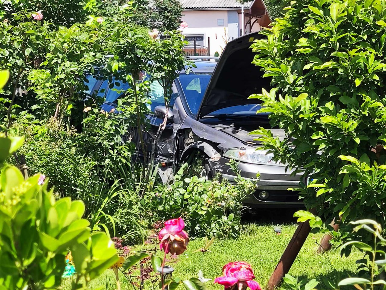 FOTO: Po prometni nesreči v Mariboru avto pristal na vrtu