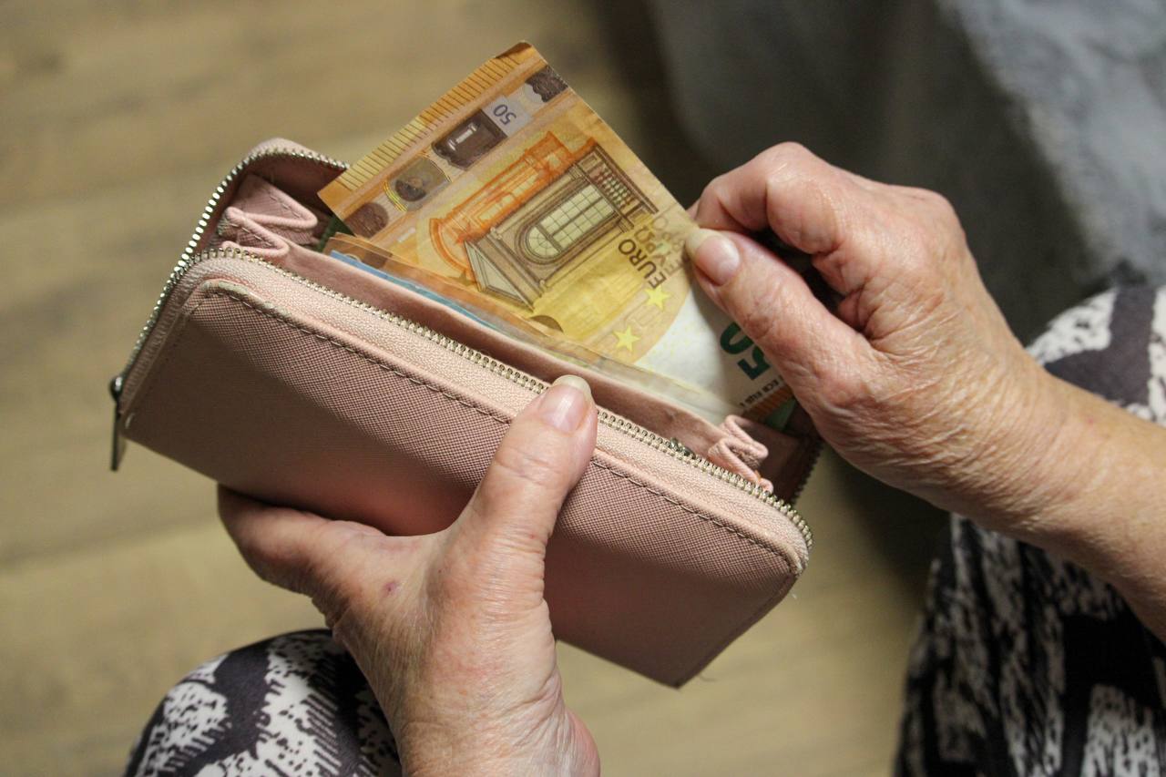 Dobre novice za upokojence: Poleg redne pokojnine boste decembra dobili še to izplačilo