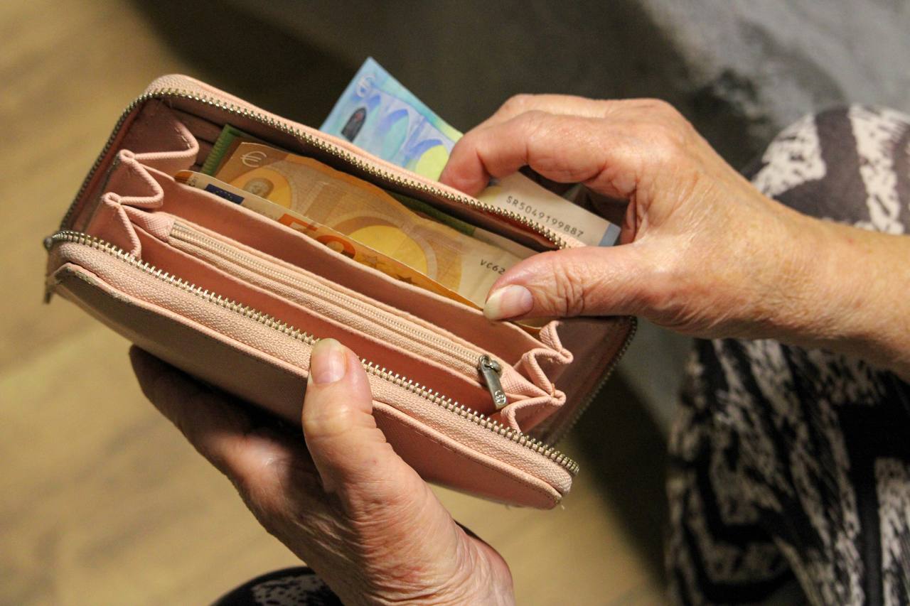 Težko pričakovani dodatek za upokojence se izplača že konec meseca: Poglejte, koliko boste prejeli