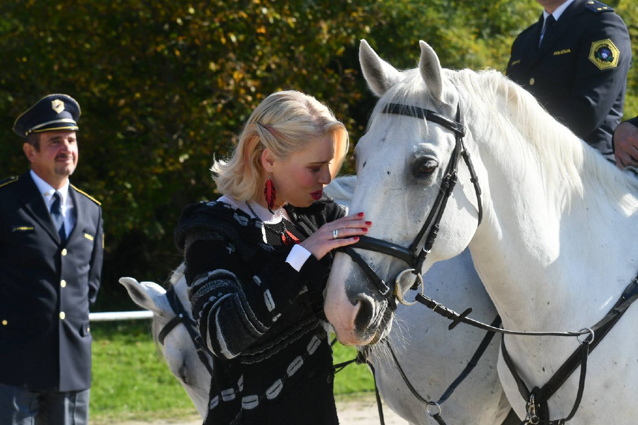 FOTO: Urška Klakočar Zupančič med konji iskala "tistega pravega", eden je skoraj šel z njo domov