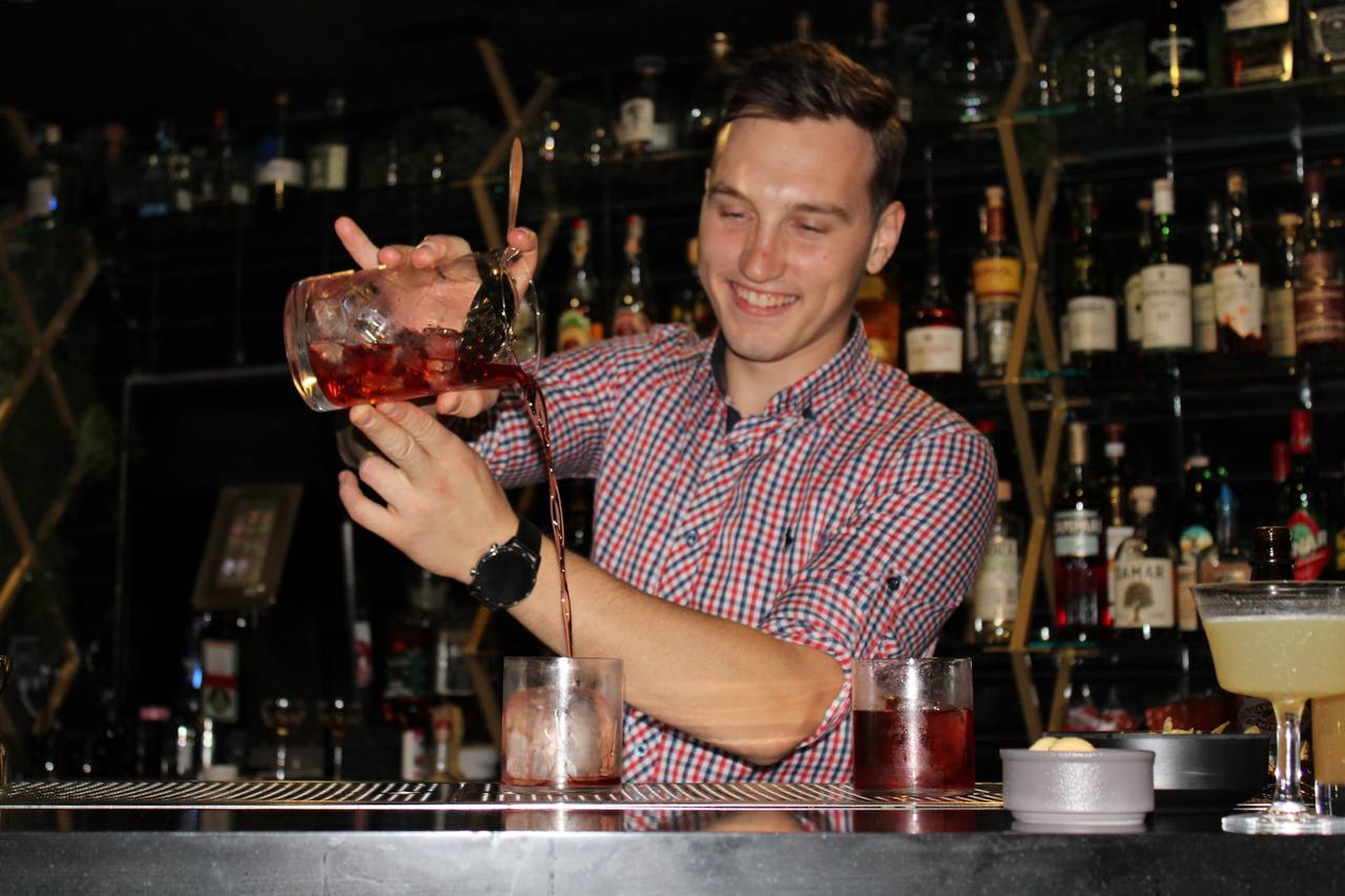 Mariborski barman razkriva resnico o (neobstoječem) nočnem življenju: "Med korono smo se navadili žurati doma in tam smo ostali"