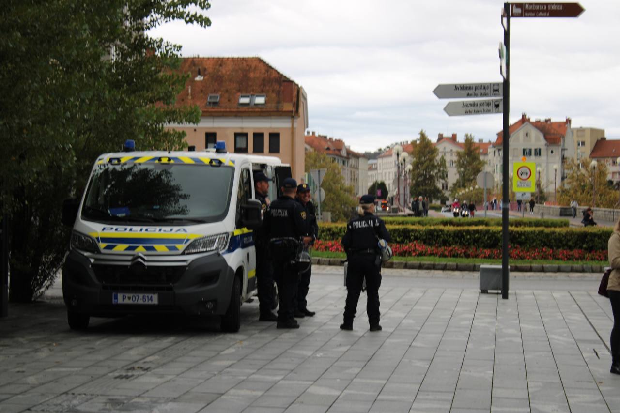 Mariborski policisti imeli polne roke dela: V enem dnevu več kot 270 klicev na pomoč