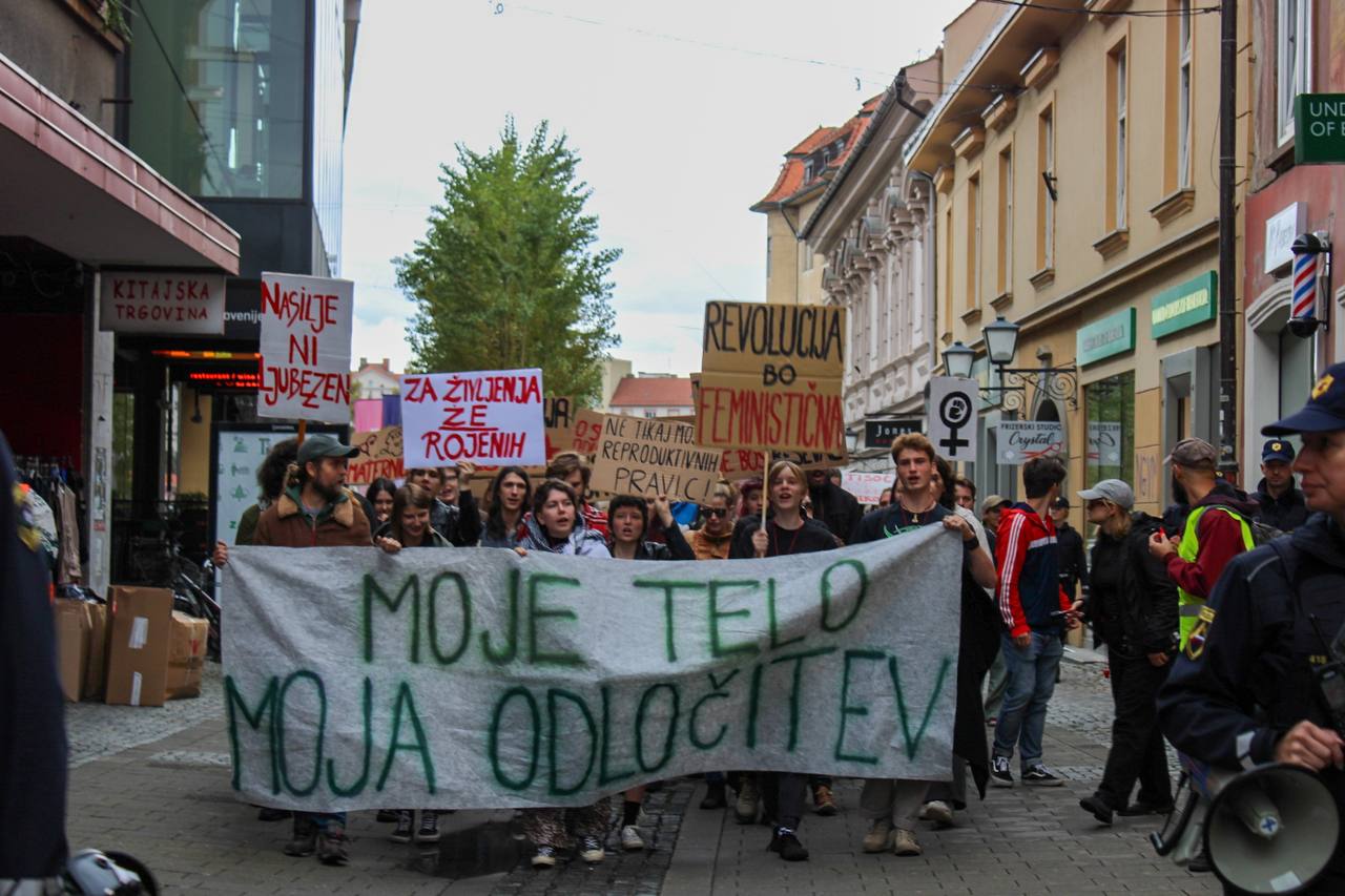 Mariborske ulice zavzeli zagovorniki in nasprotniki pravice do splava: Kdo bo odločal o telesni avtonomiji žensk?