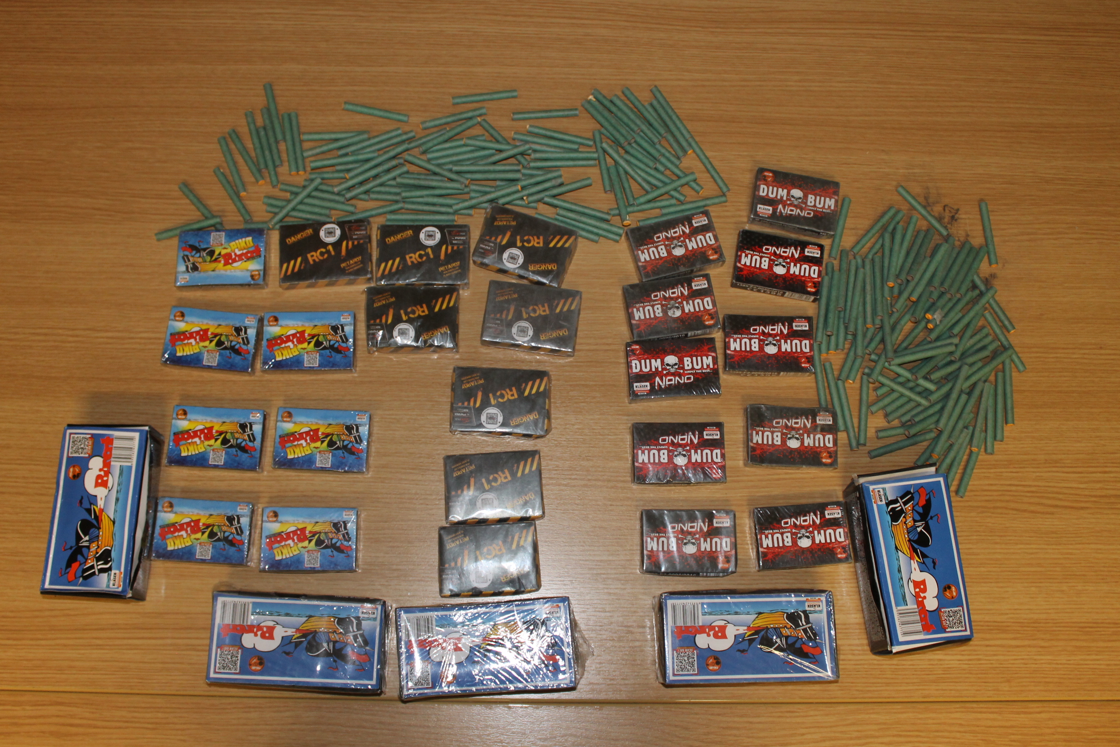 FOTO: Policisti pri najstniku našli pravo zakladnico pirotehnike