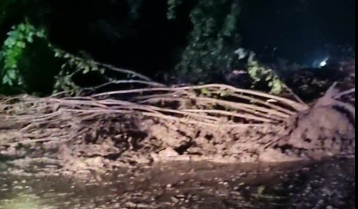 VIDEO: Osupljiv prizor zemeljska plazu, ki počasi drsi po cesti