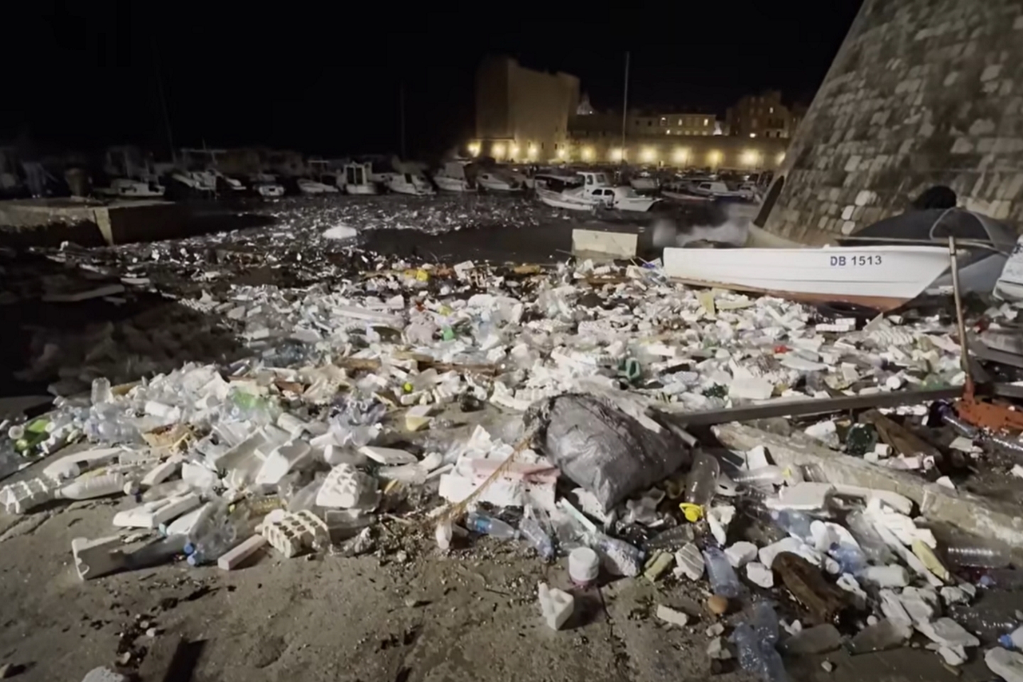 Izjemno priljubljena plaža prekrita s smetmi in plastiko