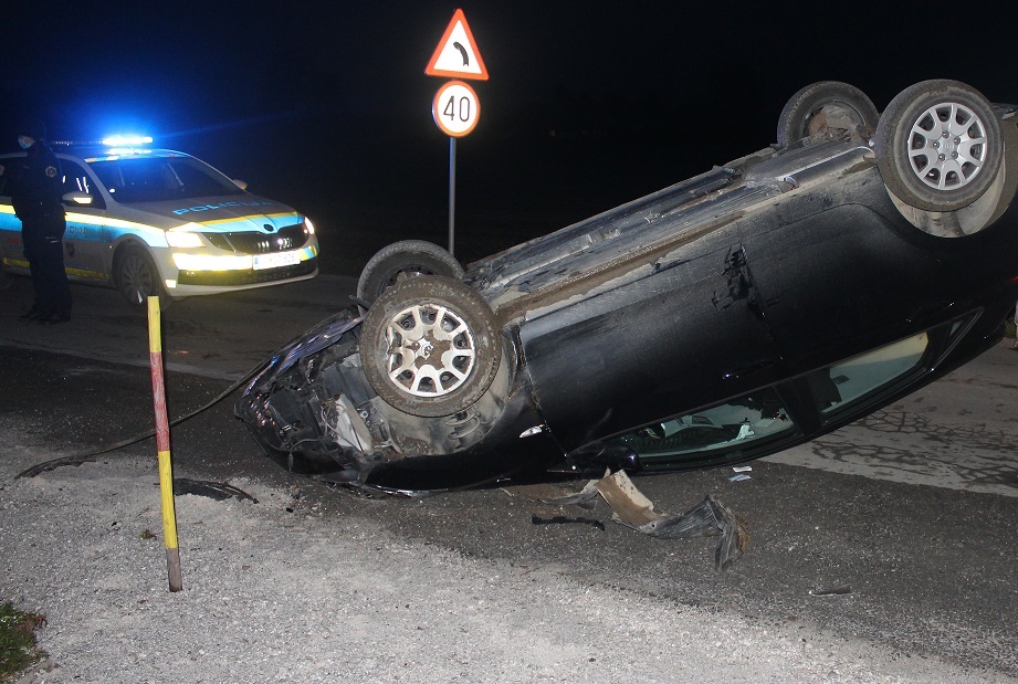 Avto pristal na strehi, pijan voznik jo je odnesel brez praske