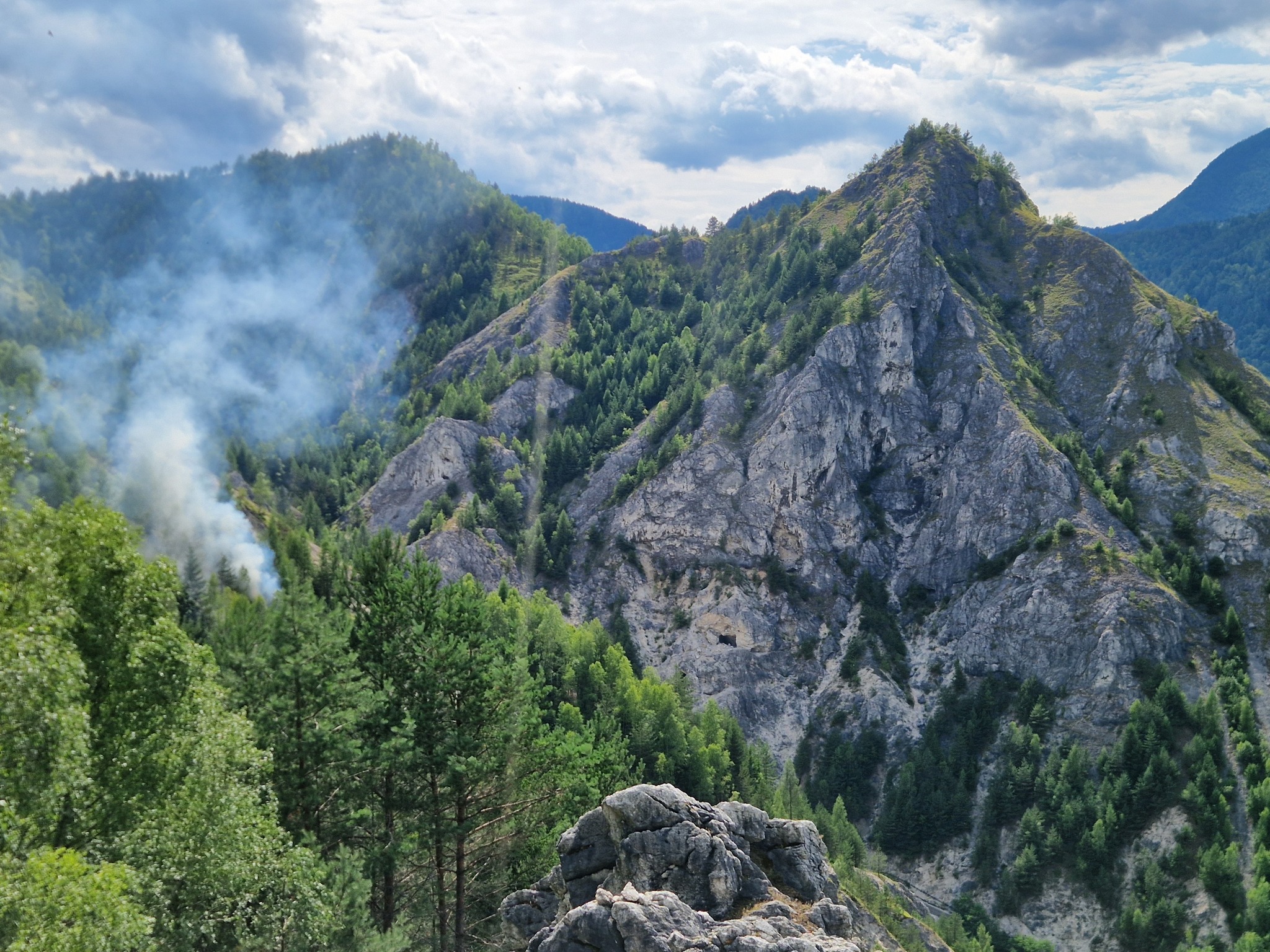 Požar na nedostopnem terenu: Gasilcem pomagajo letala z vodo iz Drave (FOTO)