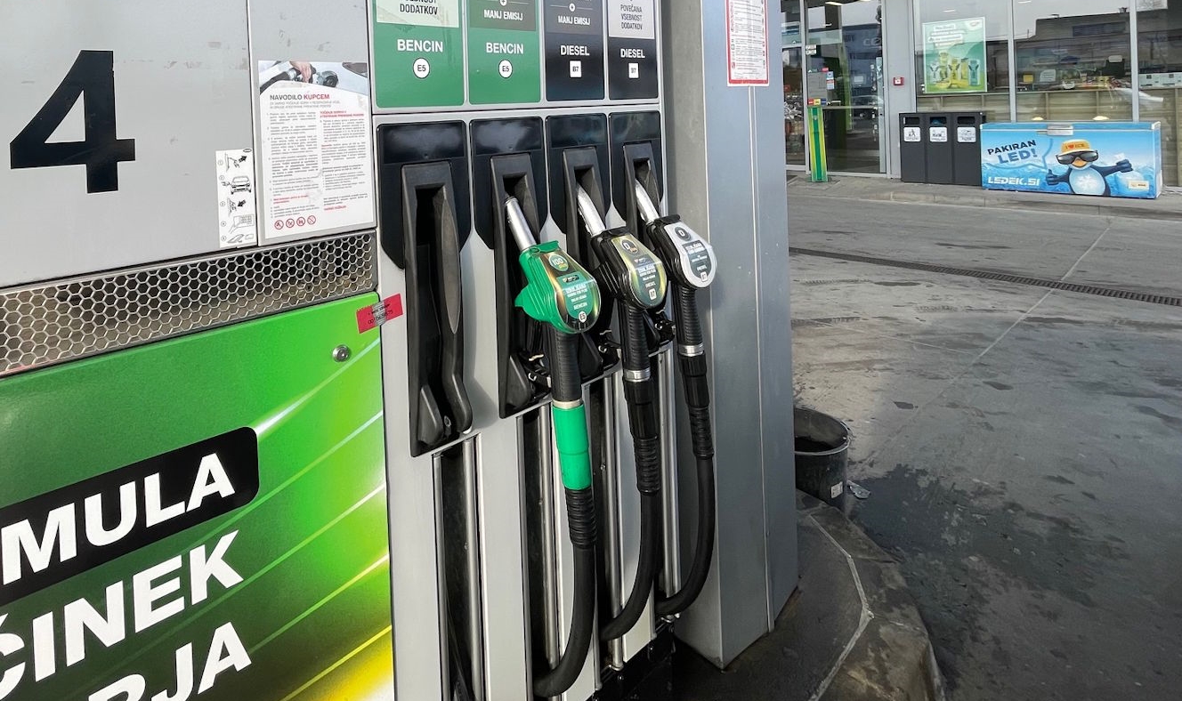 Bosta od torka dalje bencin in dizel cenejša? Po podražitvah se končno obeta padec