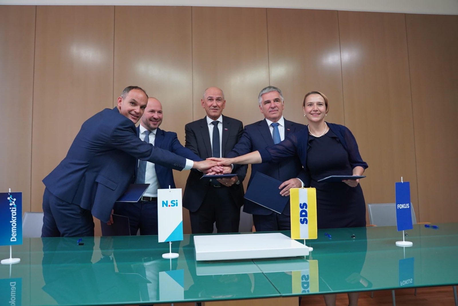 Koalicijska pogodba podpisana, bomo jutri dobili novega predsednika vlade?